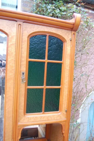Armadio con specchio Art Nouveau in acero occhiato — Eccellente stato