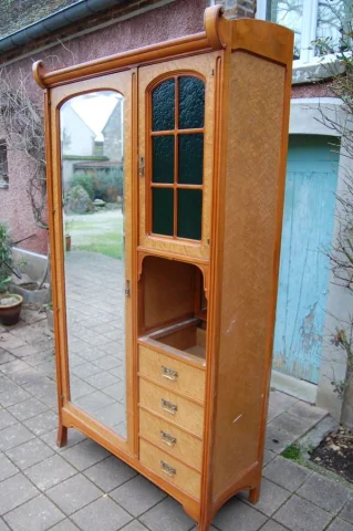 Armadio con specchio Art Nouveau in acero occhiato — Eccellente stato