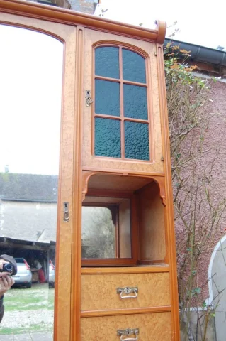 Armadio con specchio Art Nouveau in acero occhiato — Eccellente stato