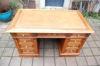 Napoléon-III-Schreibtisch (Bureau à caisson) aus massiver Nussbaum, 19. Jahrhundert