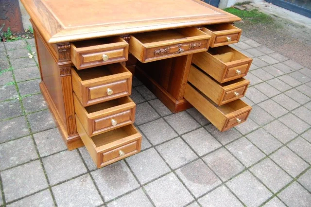 Napoléon-III-Schreibtisch (Bureau à caisson) aus massiver Nussbaum, 19. Jahrhundert — Ausgezeichneter Zustand