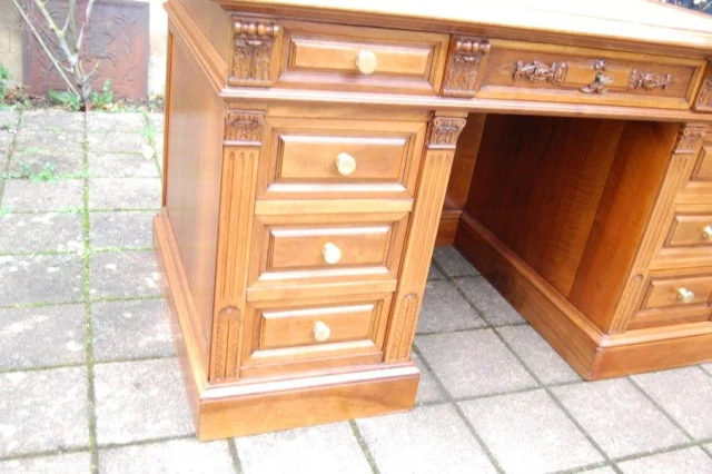 Napoléon-III-Schreibtisch (Bureau à caisson) aus massiver Nussbaum, 19. Jahrhundert — Ausgezeichneter Zustand