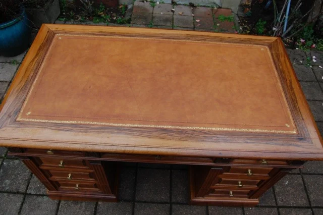 Napoléon-III-Schreibtisch (Bureau à caisson) aus massiver Nussbaum, 19. Jahrhundert — Ausgezeichneter Zustand