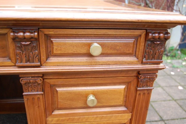 Napoléon-III-Schreibtisch (Bureau à caisson) aus massiver Nussbaum, 19. Jahrhundert — Ausgezeichneter Zustand