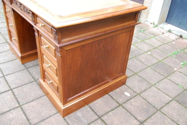 Napoléon-III-Schreibtisch (Bureau à caisson) aus massiver Nussbaum, 19. Jahrhundert — Ausgezeichneter Zustand