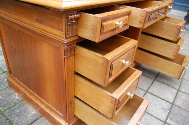 Napoléon-III-Schreibtisch (Bureau à caisson) aus massiver Nussbaum, 19. Jahrhundert — Ausgezeichneter Zustand