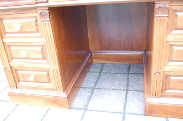 Napoléon-III-Schreibtisch (Bureau à caisson) aus massiver Nussbaum, 19. Jahrhundert — Ausgezeichneter Zustand