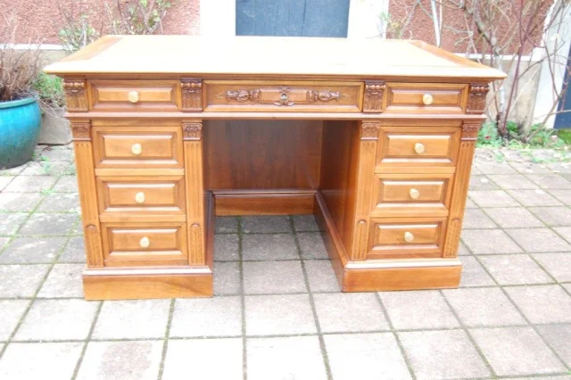Napoléon-III-Schreibtisch (Bureau à caisson) aus massiver Nussbaum, 19. Jahrhundert — Ausgezeichneter Zustand