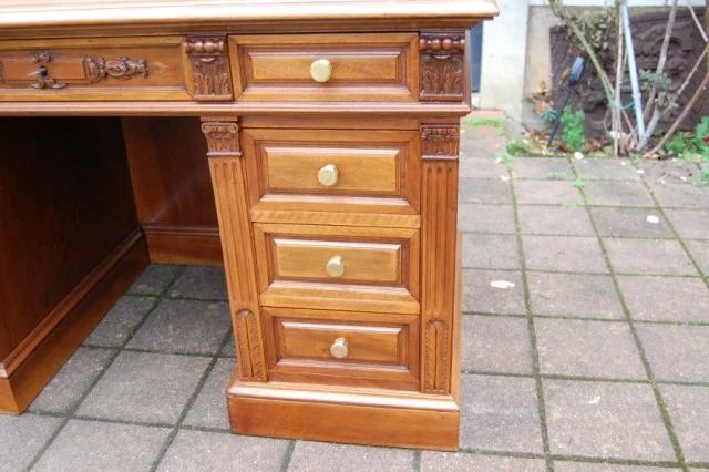 Napoléon-III-Schreibtisch (Bureau à caisson) aus massiver Nussbaum, 19. Jahrhundert — Ausgezeichneter Zustand