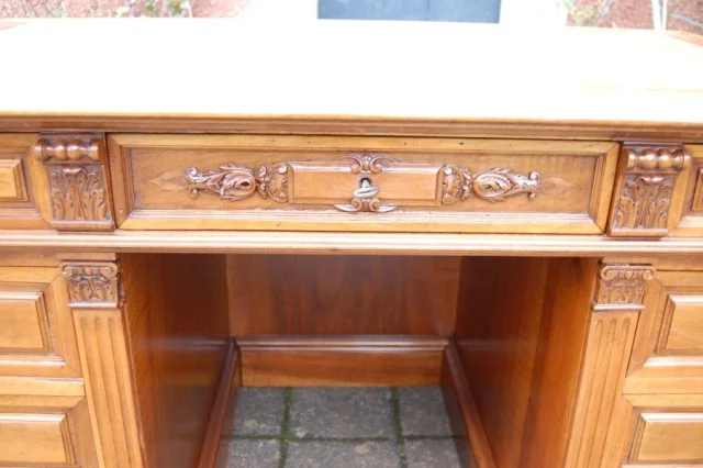 Napoléon-III-Schreibtisch (Bureau à caisson) aus massiver Nussbaum, 19. Jahrhundert — Ausgezeichneter Zustand