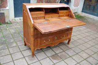 Bureau a pente d époque Louis XV transition LOUIS XVI en noyer du 18e siècle