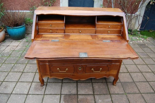 Bureau à pente Louis XV / Louis XVI overgangsperiode in noten, 18e eeuw — Uitstekende staat