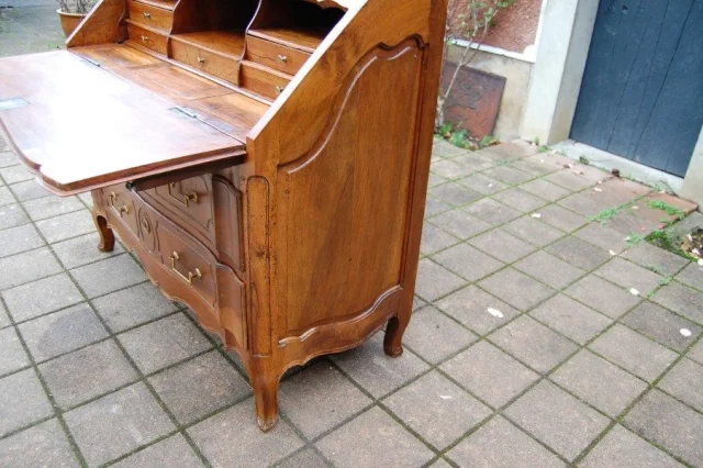 Bureau à pente Louis XV / Louis XVI overgangsperiode in noten, 18e eeuw — Uitstekende staat