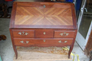 Louis XV / Louis XVI transitional walnut slant-front bureau, 18th century