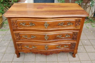 Louis-XV-Kommode aus Nussbaum, 18. Jahrhundert