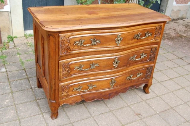 Louis-XV-Kommode aus Nussbaum, 18. Jahrhundert — Ausgezeichneter Zustand