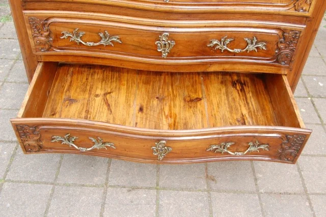 Louis-XV-Kommode aus Nussbaum, 18. Jahrhundert — Ausgezeichneter Zustand