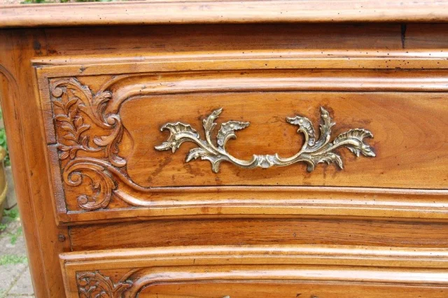 Louis-XV-Kommode aus Nussbaum, 18. Jahrhundert — Ausgezeichneter Zustand
