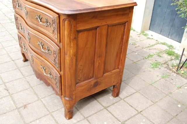 Louis-XV-Kommode aus Nussbaum, 18. Jahrhundert — Ausgezeichneter Zustand