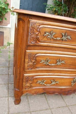 Louis-XV-Kommode aus Nussbaum, 18. Jahrhundert — Ausgezeichneter Zustand