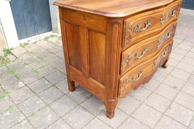 Louis-XV-Kommode aus Nussbaum, 18. Jahrhundert — Ausgezeichneter Zustand