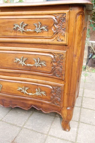 Louis-XV-Kommode aus Nussbaum, 18. Jahrhundert — Ausgezeichneter Zustand