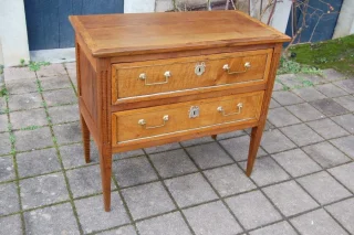 Louis-XVI-Kommode aus massivem Nussbaum, 18. Jahrhundert