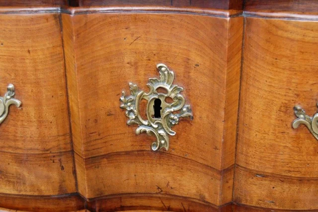 Cassettone arbalète epoca Luigi XV in noce, XVIII secolo — Eccellente stato