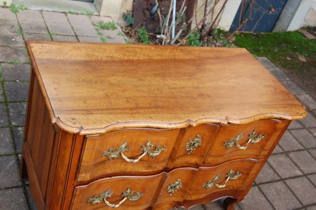 Cassettone arbalète epoca Luigi XV in noce, XVIII secolo — Eccellente stato