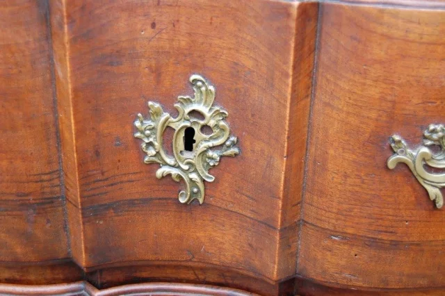 Cassettone arbalète epoca Luigi XV in noce, XVIII secolo — Eccellente stato