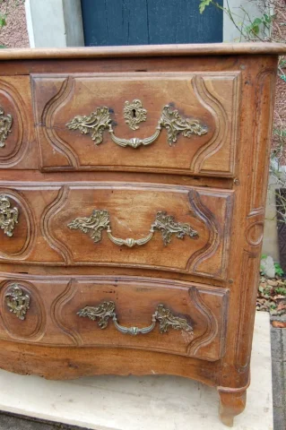 Cassettone Luigi XV in noce, XVIII secolo — Da restaurare
