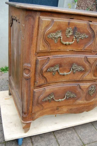 Cassettone Luigi XV in noce, XVIII secolo — Da restaurare