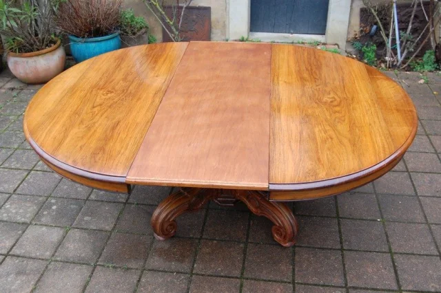 Grote Napoléon III-tafel in noten, laat 19e eeuw, 20 couverts met 6 uitschuifbladen