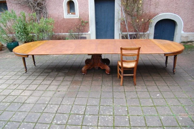 Grote Napoléon III-tafel in noten, laat 19e eeuw, 20 couverts met 6 uitschuifbladen