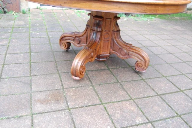 Grote Napoléon III-tafel in noten, laat 19e eeuw, 20 couverts met 6 uitschuifbladen