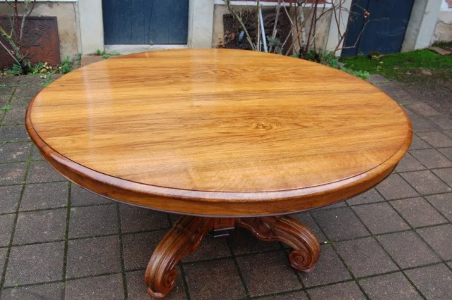 Grote Napoléon III-tafel in noten, laat 19e eeuw, 20 couverts met 6 uitschuifbladen