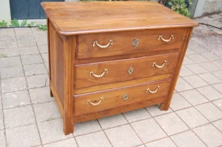Kleine Louis-XV-Kommode aus massiver Nussbaum, 18. Jahrhundert
