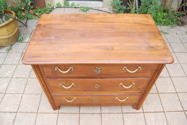 Kleine Louis-XV-Kommode aus massiver Nussbaum, 18. Jahrhundert — Guter Zustand