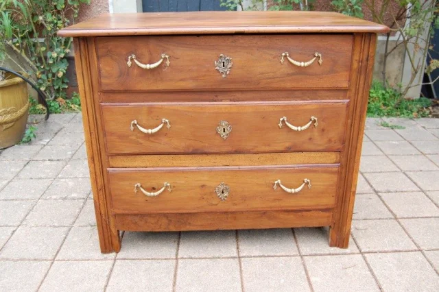 Kleine Louis-XV-Kommode aus massiver Nussbaum, 18. Jahrhundert — Guter Zustand