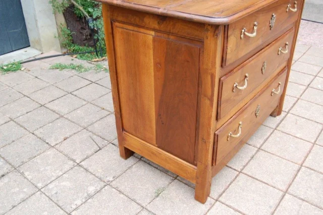 Kleine Louis-XV-Kommode aus massiver Nussbaum, 18. Jahrhundert — Guter Zustand