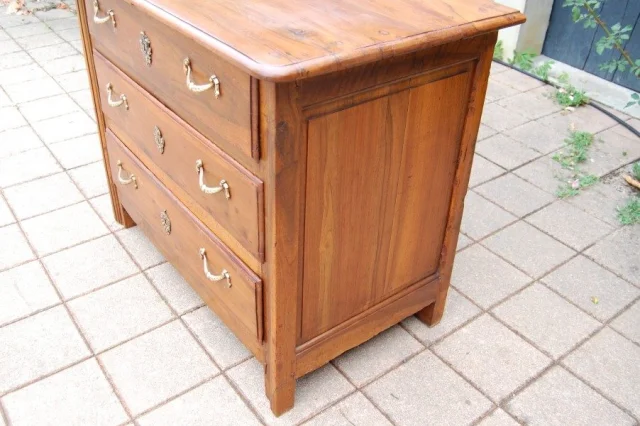 Kleine Louis-XV-Kommode aus massiver Nussbaum, 18. Jahrhundert — Guter Zustand