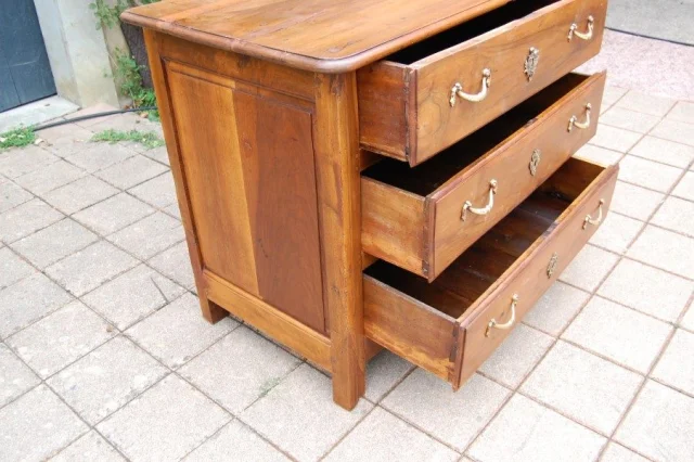 Kleine Louis-XV-Kommode aus massiver Nussbaum, 18. Jahrhundert — Guter Zustand