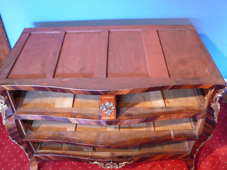 Commode de forme tombeau en marqueterie..