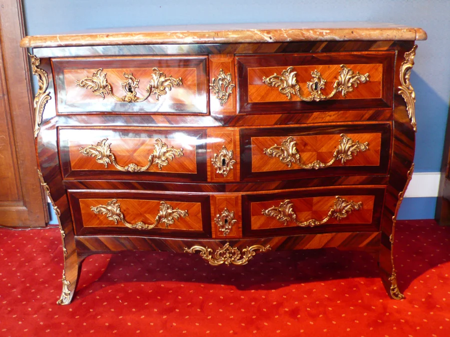 Commode de forme tombeau en marqueterie..