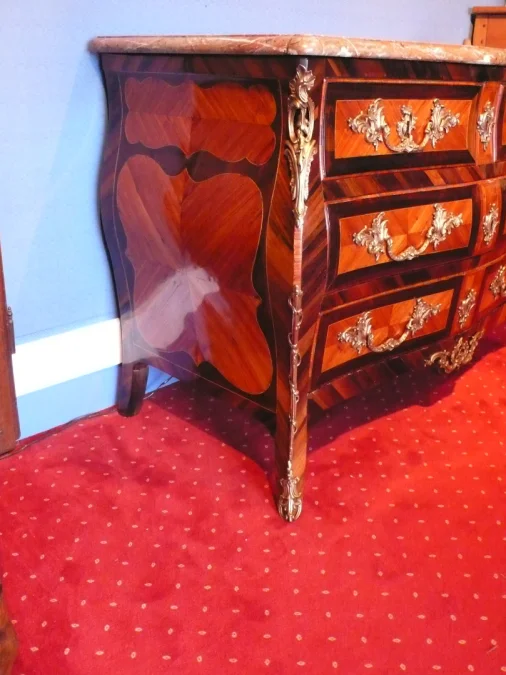 Commode de forme tombeau en marqueterie..