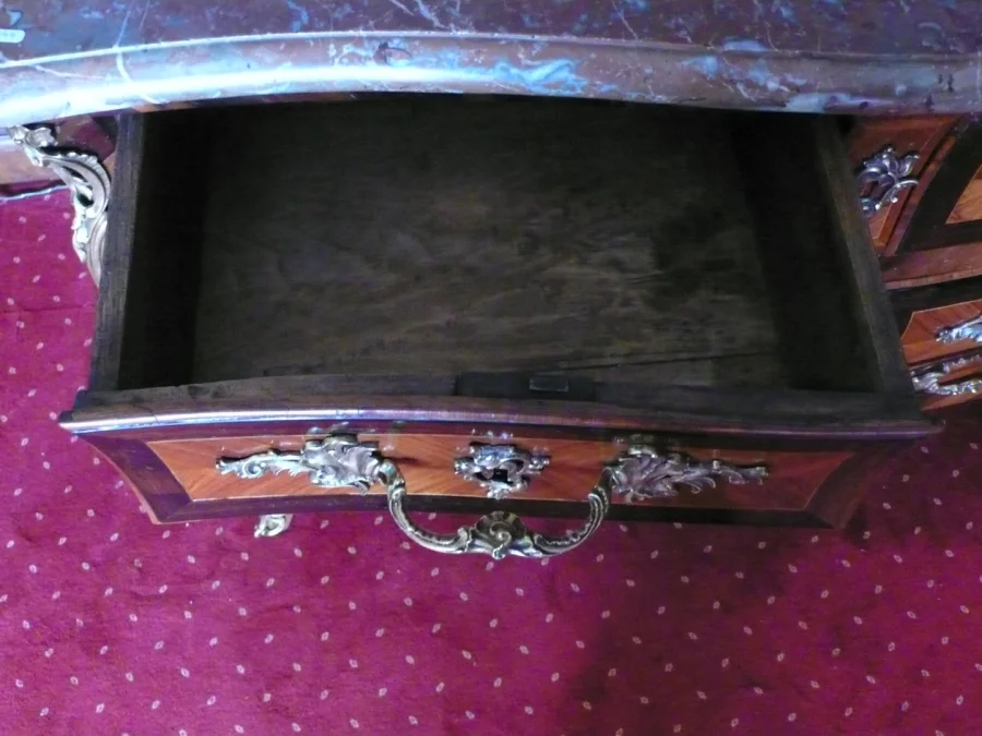 Commode de forme tombeau en marqueterie..