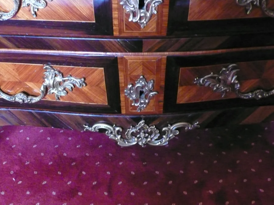 Commode de forme tombeau en marqueterie..