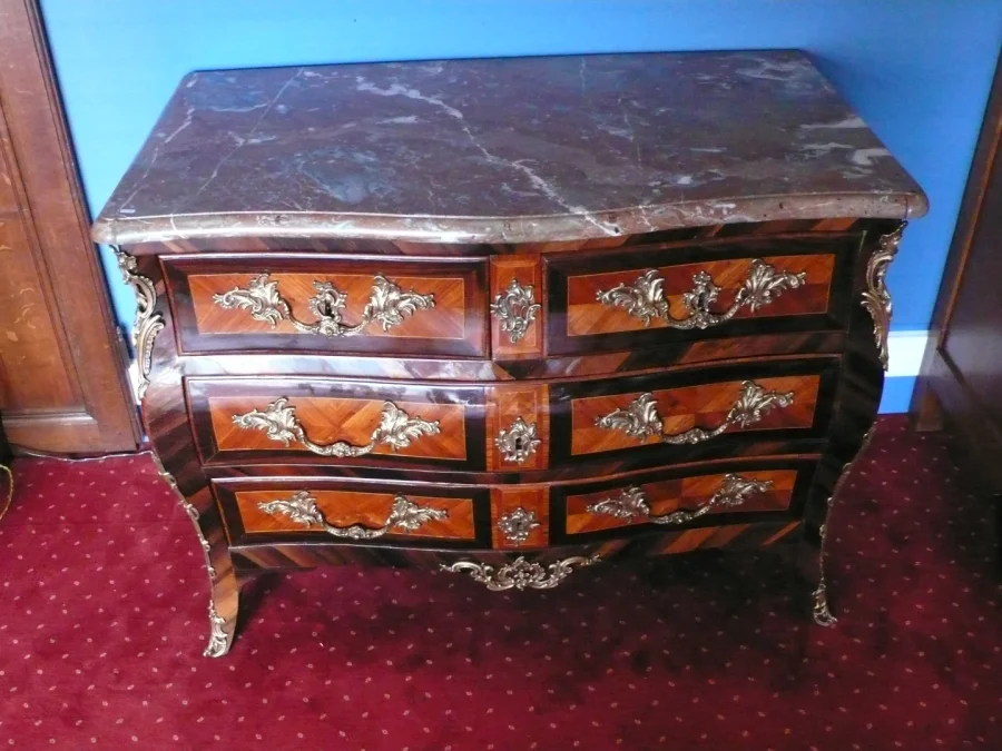 Commode de forme tombeau en marqueterie..