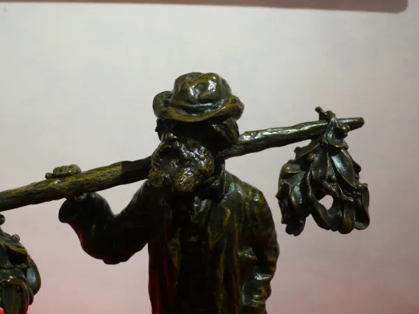 Un bronze représentant un cueilleur de gui signé Jonche