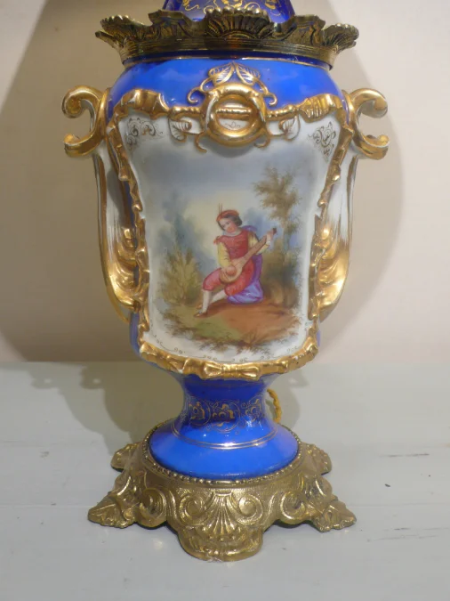 PAIR OF PORCELAIN LAMPS